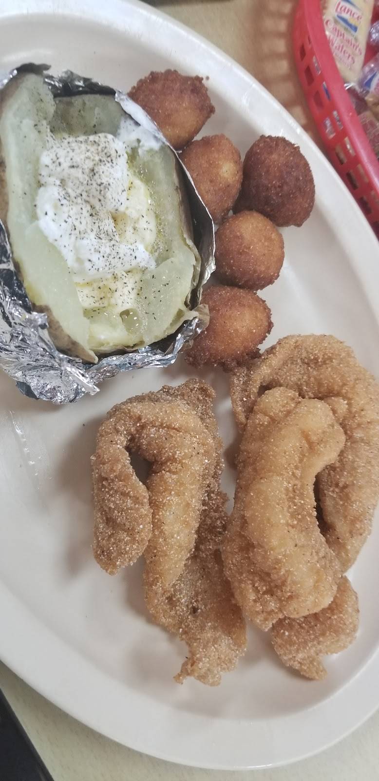 Fish Hut | restaurant | 120 Water St, Savannah, TN 38372, USA | 7319256571 OR +1 731-925-6571