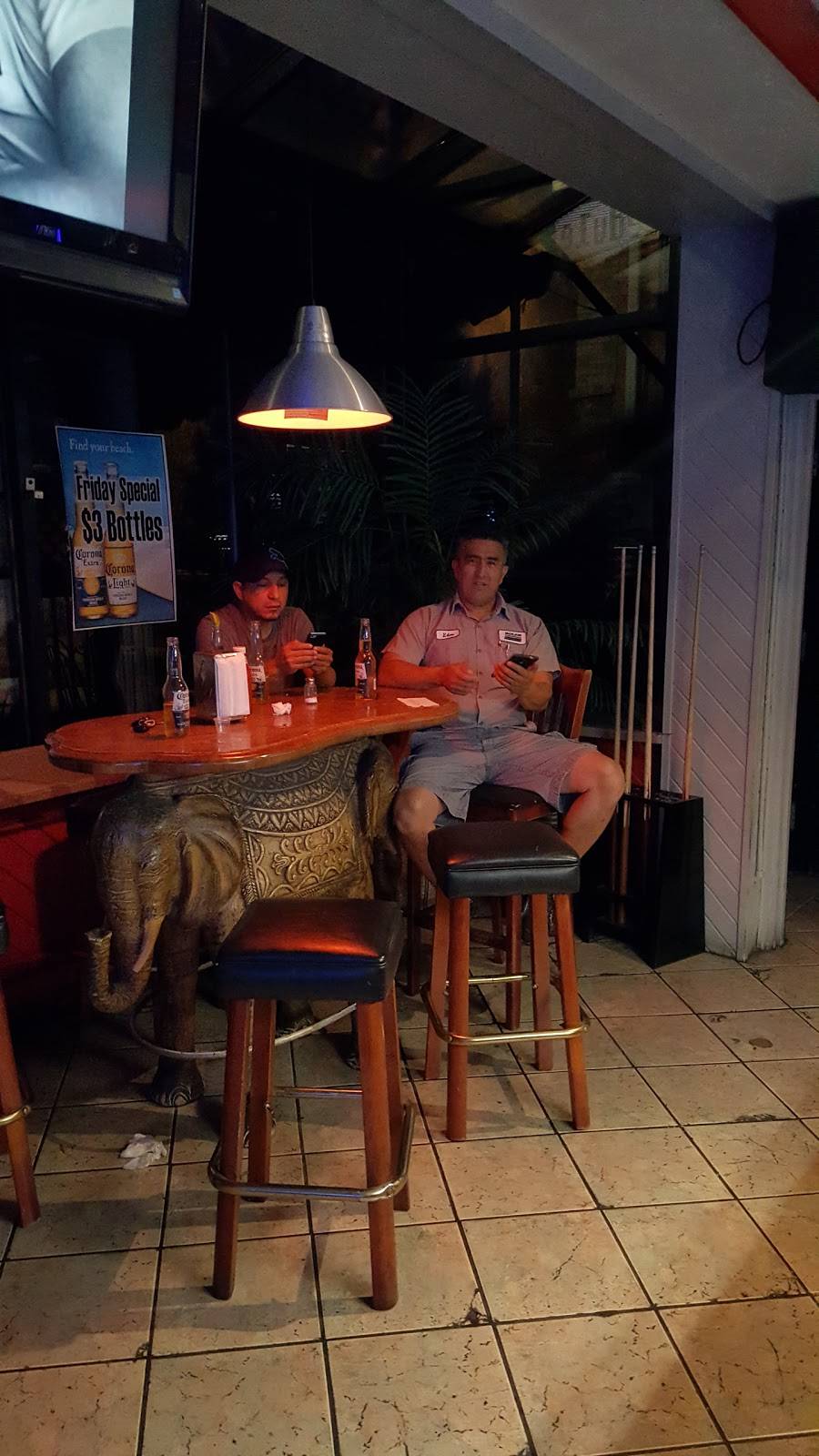 The Heights Bar & Grill | restaurant | 6436 W Montrose Ave, Harwood Heights, IL 60706, USA | 7088677781 OR +1 708-867-7781