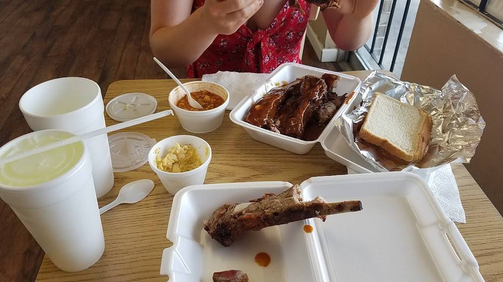 Fields Barbeque Pig on a Pit | restaurant | 1934 W 52nd St, Savannah, GA 31405, USA | 9047283801 OR +1 904-728-3801