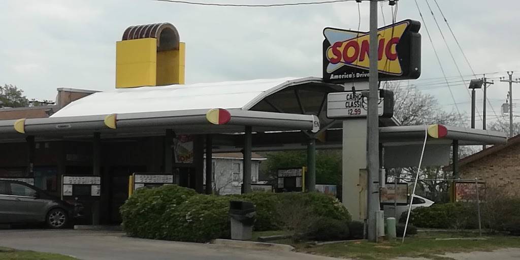 Sonic Drive-In | restaurant | 1108 10th St, Floresville, TX 78114, USA | 8303930070 OR +1 830-393-0070