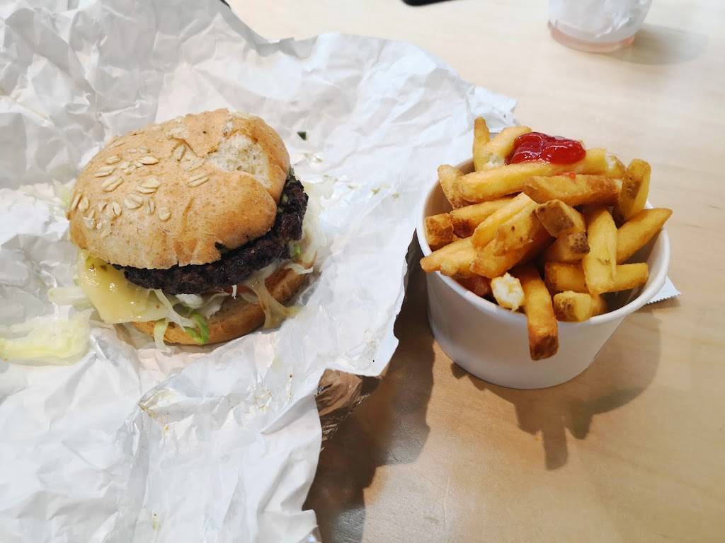 Built Custom Burgers | restaurant | Level 3, Terminal 1, Mississauga, ON L4W 2P7, Canada | 4167762477 OR +1 416-776-2477