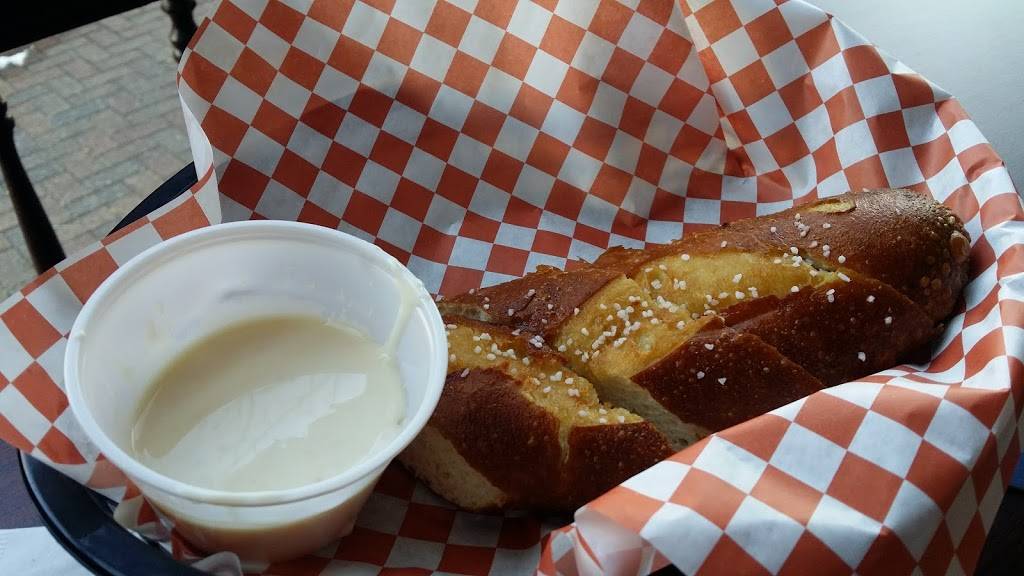 Krawl Daddys | restaurant | 221 N Main St, St Charles, MO 63301, USA | 6364930282 OR +1 636-493-0282