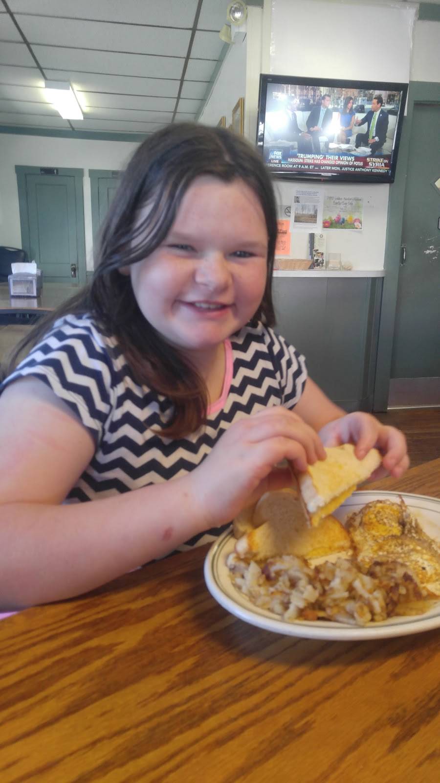 The Corner Bar & Grill | restaurant | 4492 N 4th St, Dubois, IN 47527, USA | 8126782491 OR +1 812-678-2491