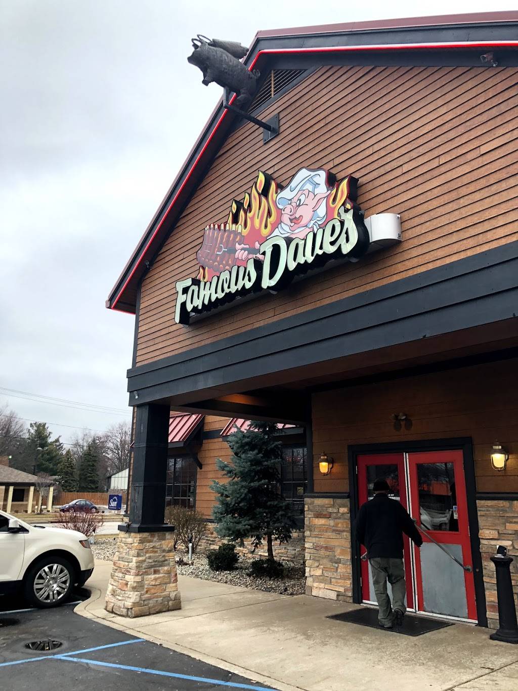 Famous Daves Bar-B-Que | restaurant | 4757 Monroe St, Toledo, OH 43623, USA | 4194757427 OR +1 419-475-7427