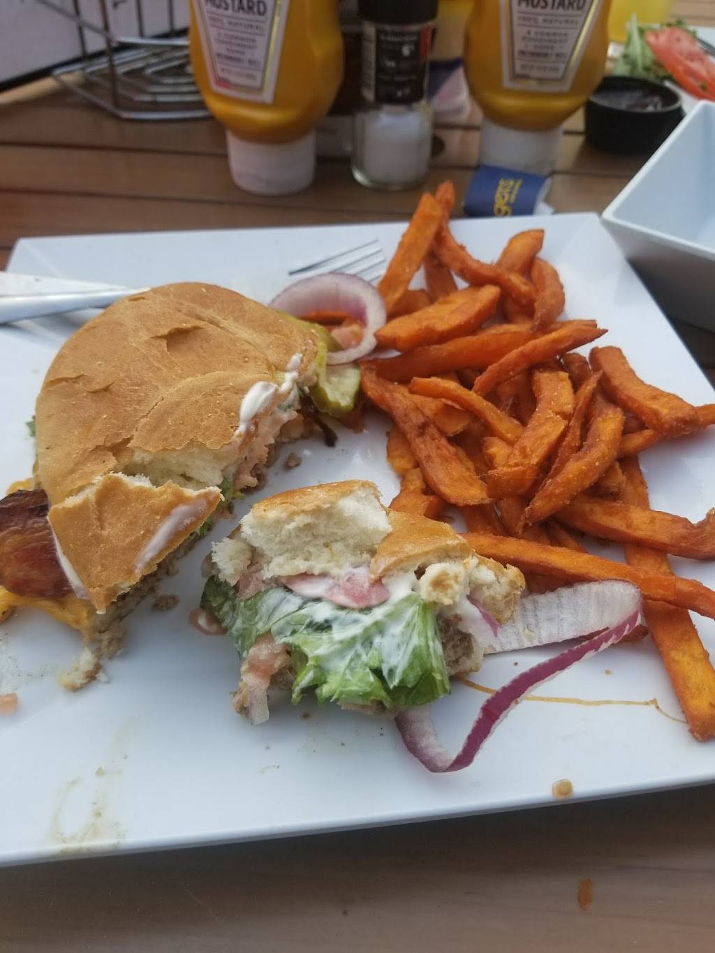 B&D Burgers - West Congress Street | restaurant | 209 W Congress St, Savannah, GA 31401, USA | 9122388315 OR +1 912-238-8315