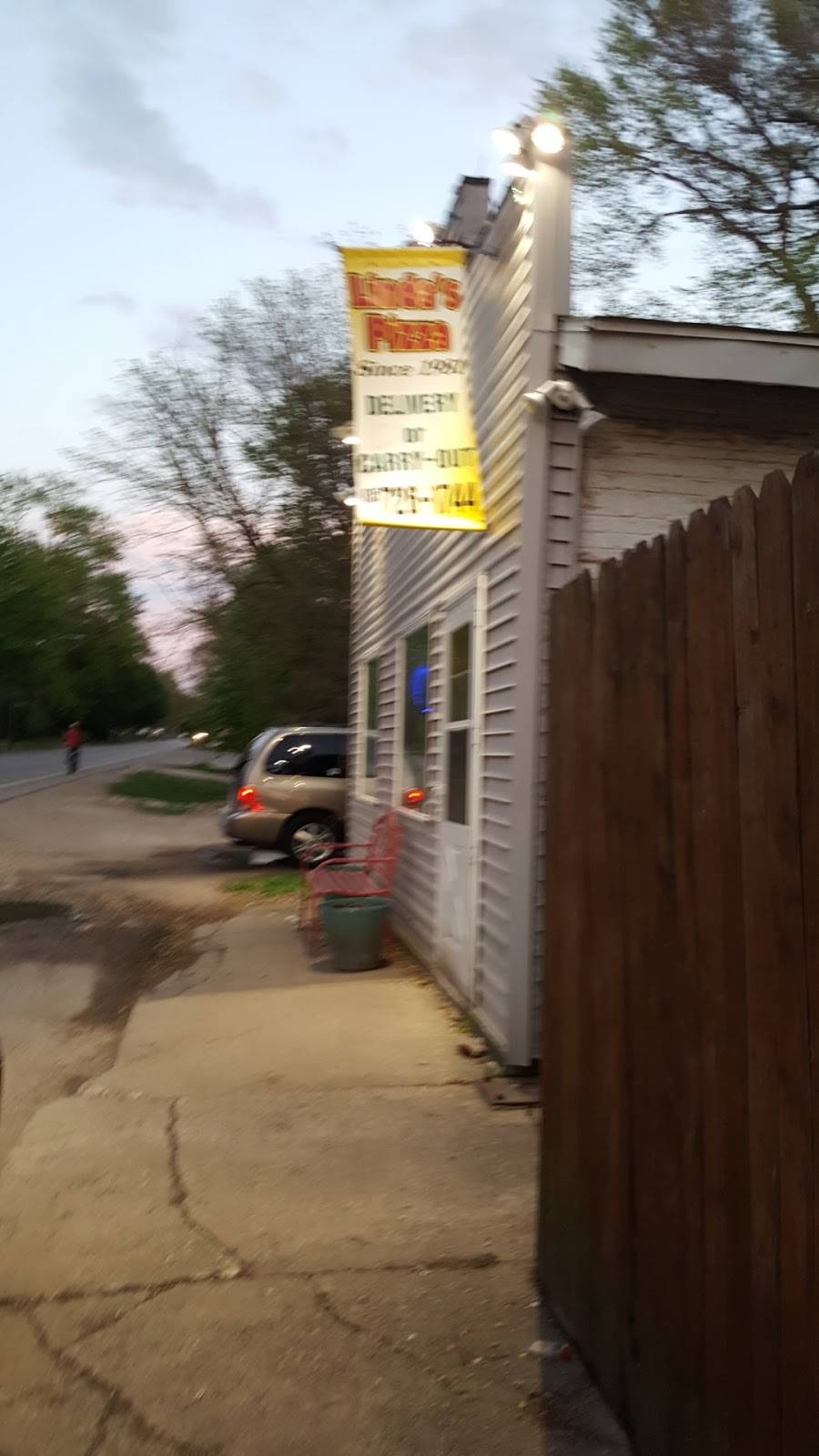 Lindas Pizza | restaurant | 2004 E Washington St, Joliet, IL 60433, USA | 8157261744 OR +1 815-726-1744