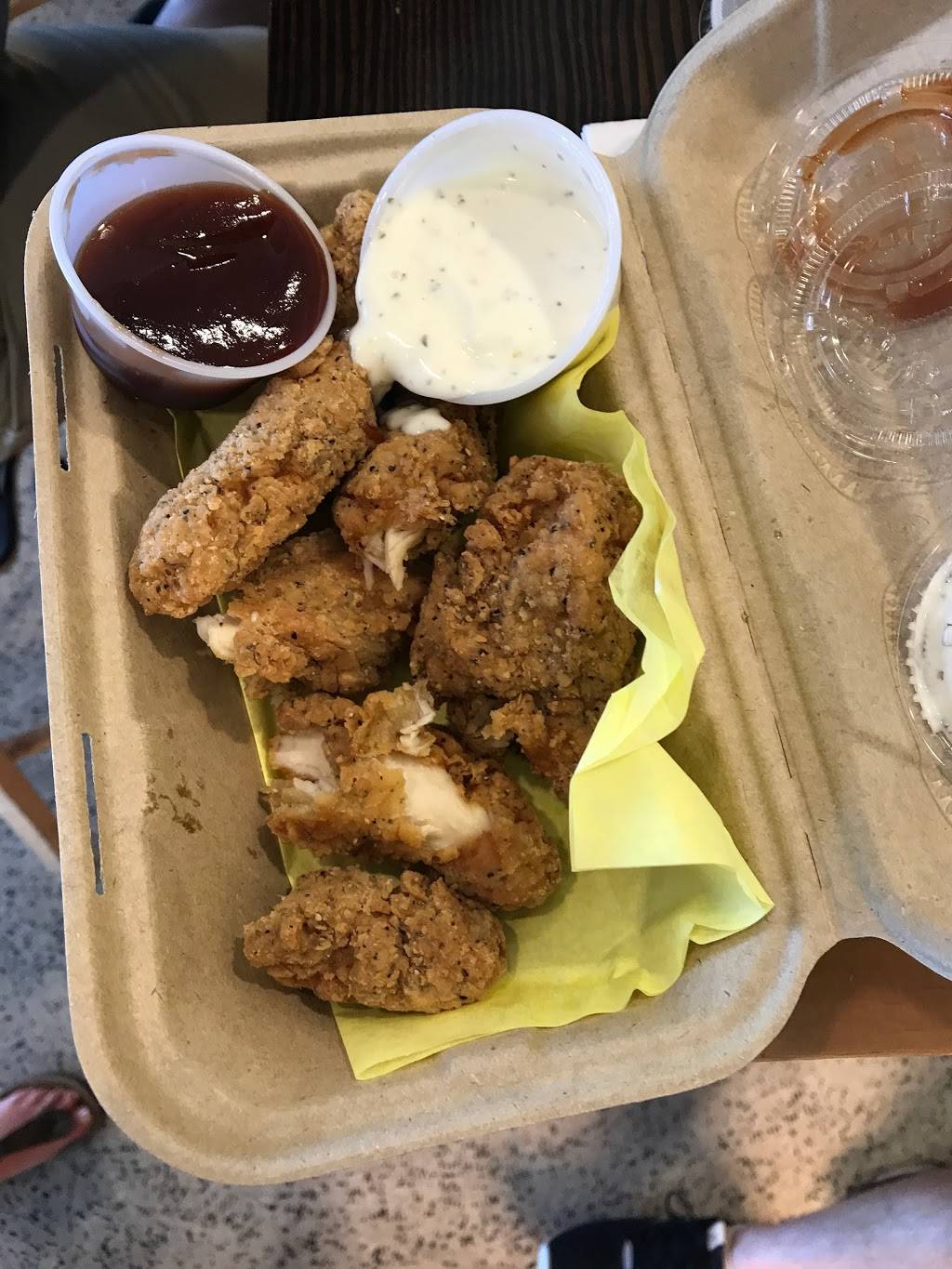 Gordon Biersch | restaurant | 1 Airport Dr, Oakland, CA 94621, USA | 4152438246 OR +1 415-243-8246