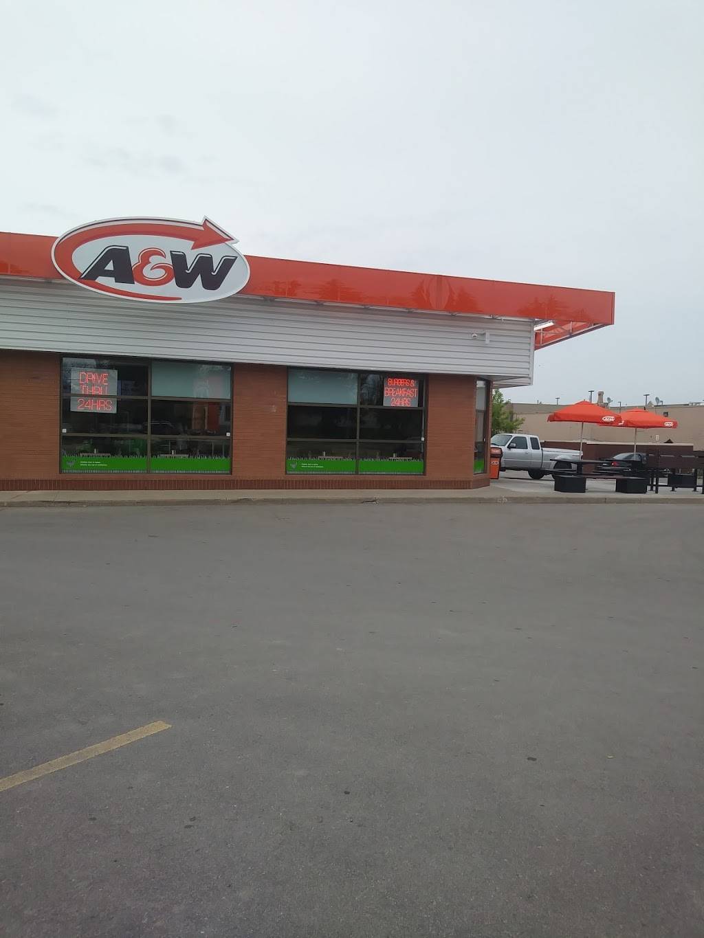 A&W Canada | restaurant | 239 St. Catherines St, Smithville, ON L0R 2A0, Canada | 2898007637 OR +1 289-800-7637