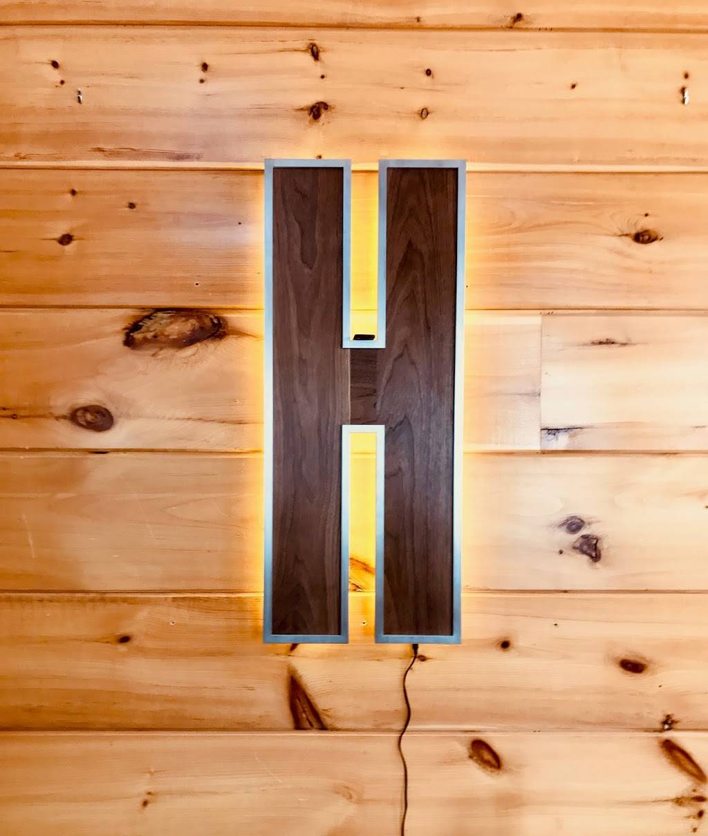 Hobarts Lighthouse | restaurant | 2281 McCrackens Landing Rd, Lakefield, ON K0L 2H0, Canada | 7056520557 OR +1 705-652-0557