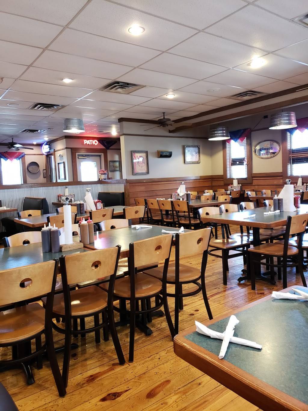 Bandanas Bar-B-Q | restaurant | 3060 US-41, Terre Haute, IN 47802, USA | 8128144601 OR +1 812-814-4601