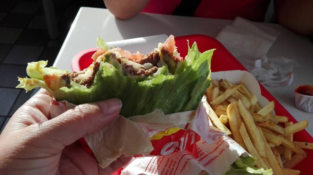 In-N-Out Burger | restaurant | 382 N Clovis Ave, Clovis, CA 93612, USA | 8007861000 OR +1 800-786-1000