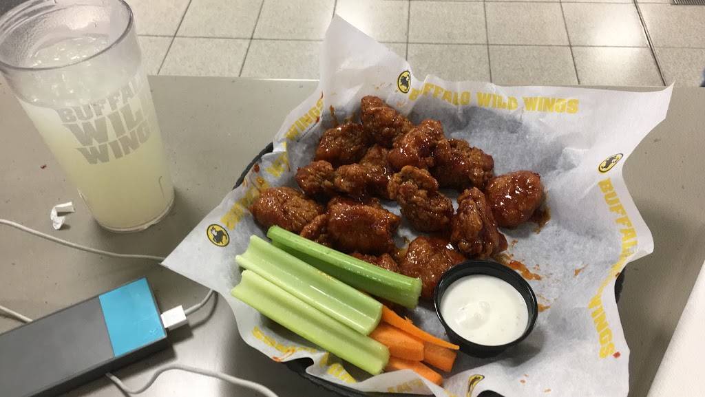 Buffalo Wild Wings | restaurant | John F. Kennedy International Airport (JFK), Terminal 4, Jamaica, NY 11430, USA | 7187514769 OR +1 718-751-4769