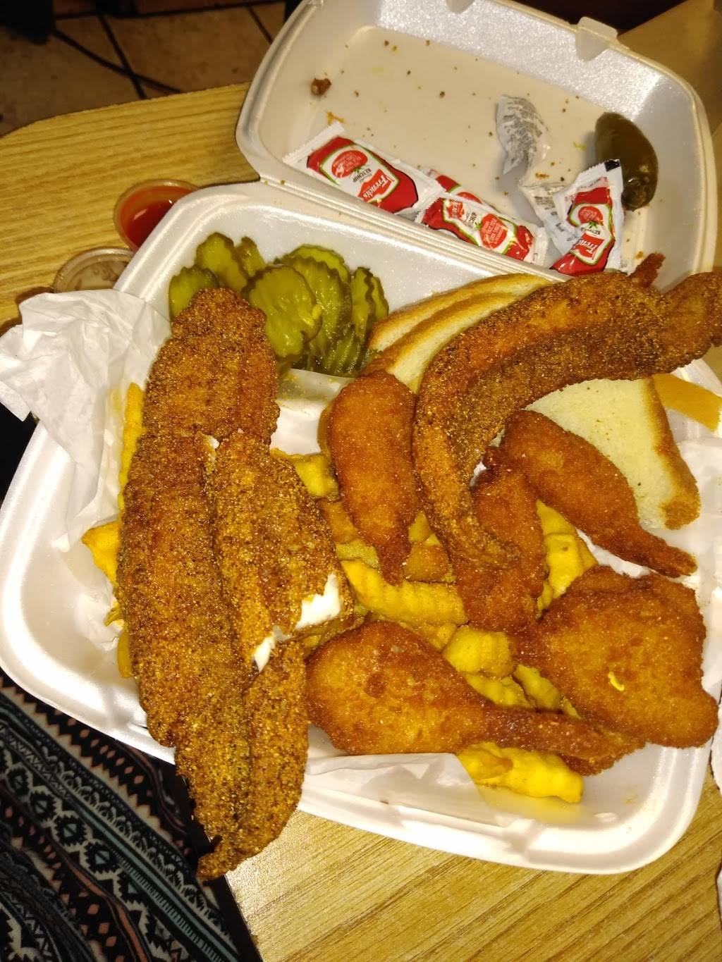 Ronnies Catfish & More | restaurant | 4158 E Rosedale St, Fort Worth, TX 76105, USA | 8175346038 OR +1 817-534-6038