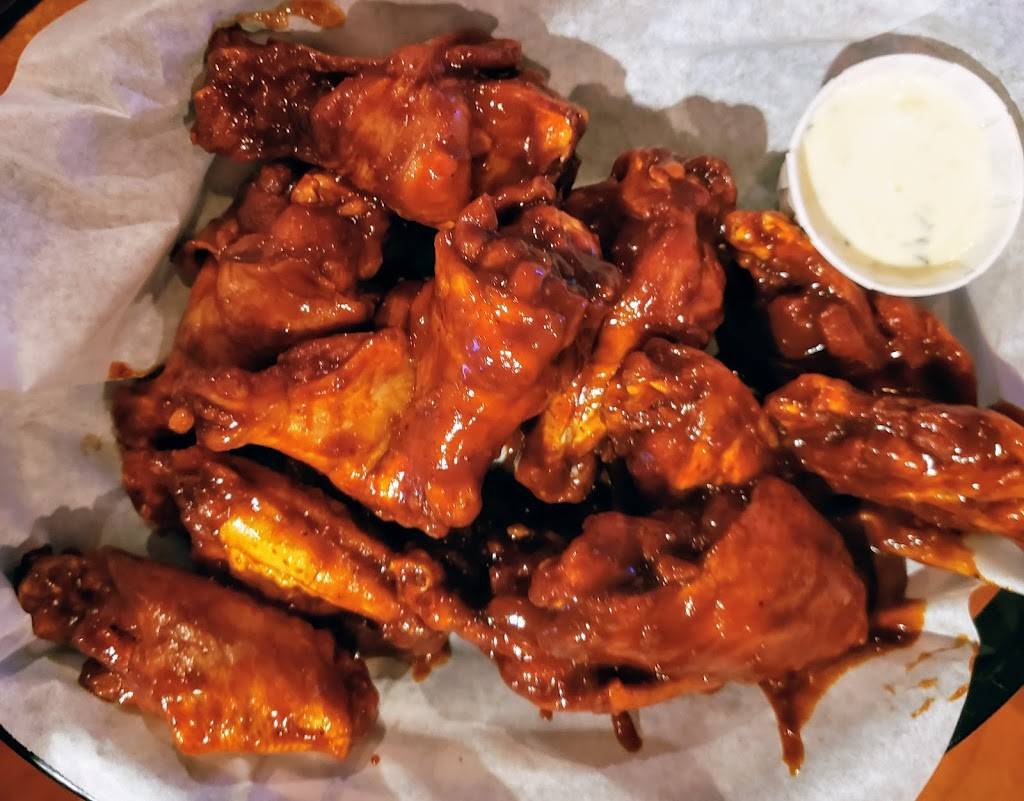 Legend Larrys | restaurant | 2035 University Ave, Green Bay, WI 54302, USA | 9204357000 OR +1 920-435-7000