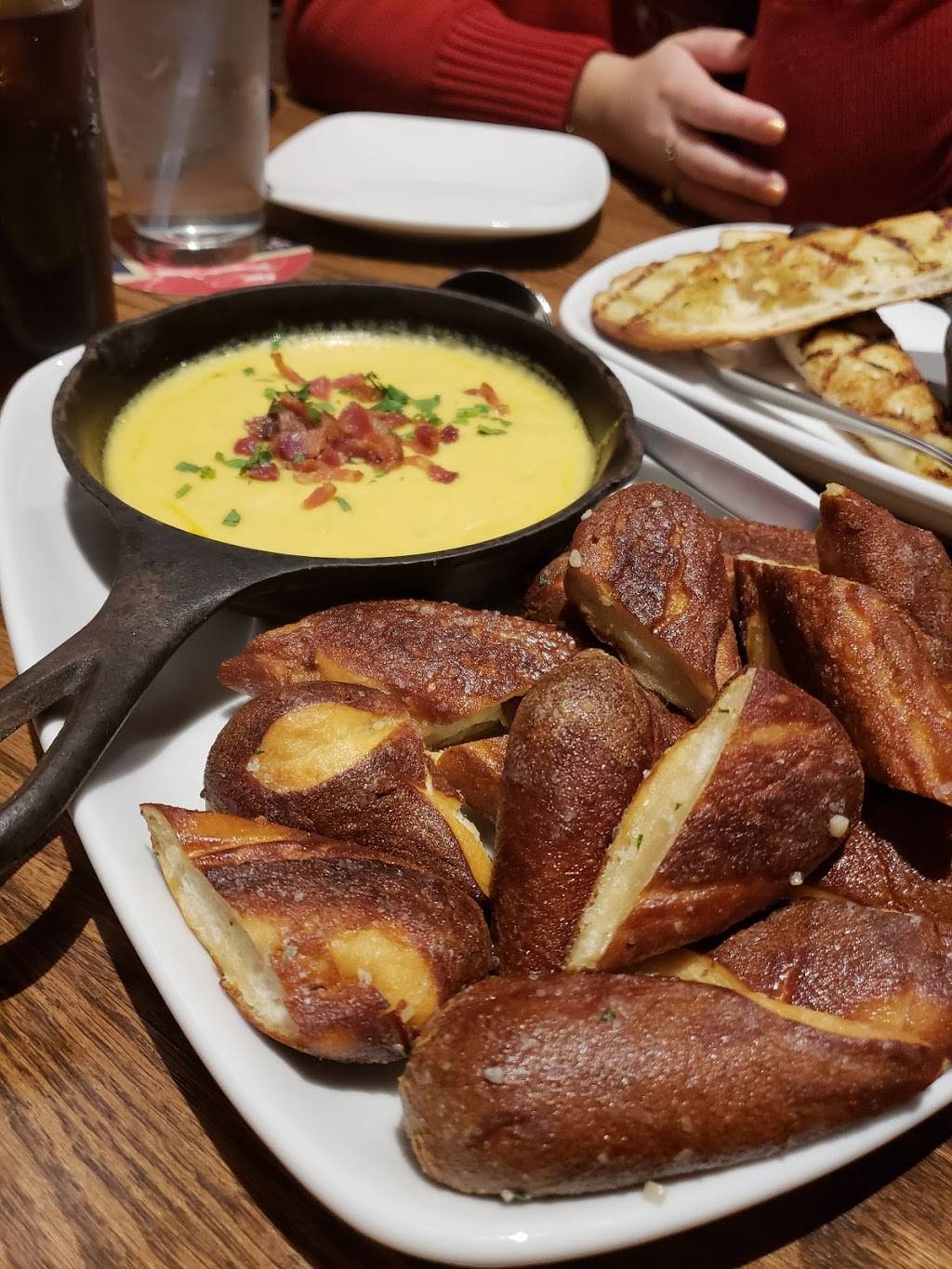 Elephant & Castle | restaurant | 1941 Tower Dr, Glenview, IL 60026, USA | 8477305863 OR +1 847-730-5863