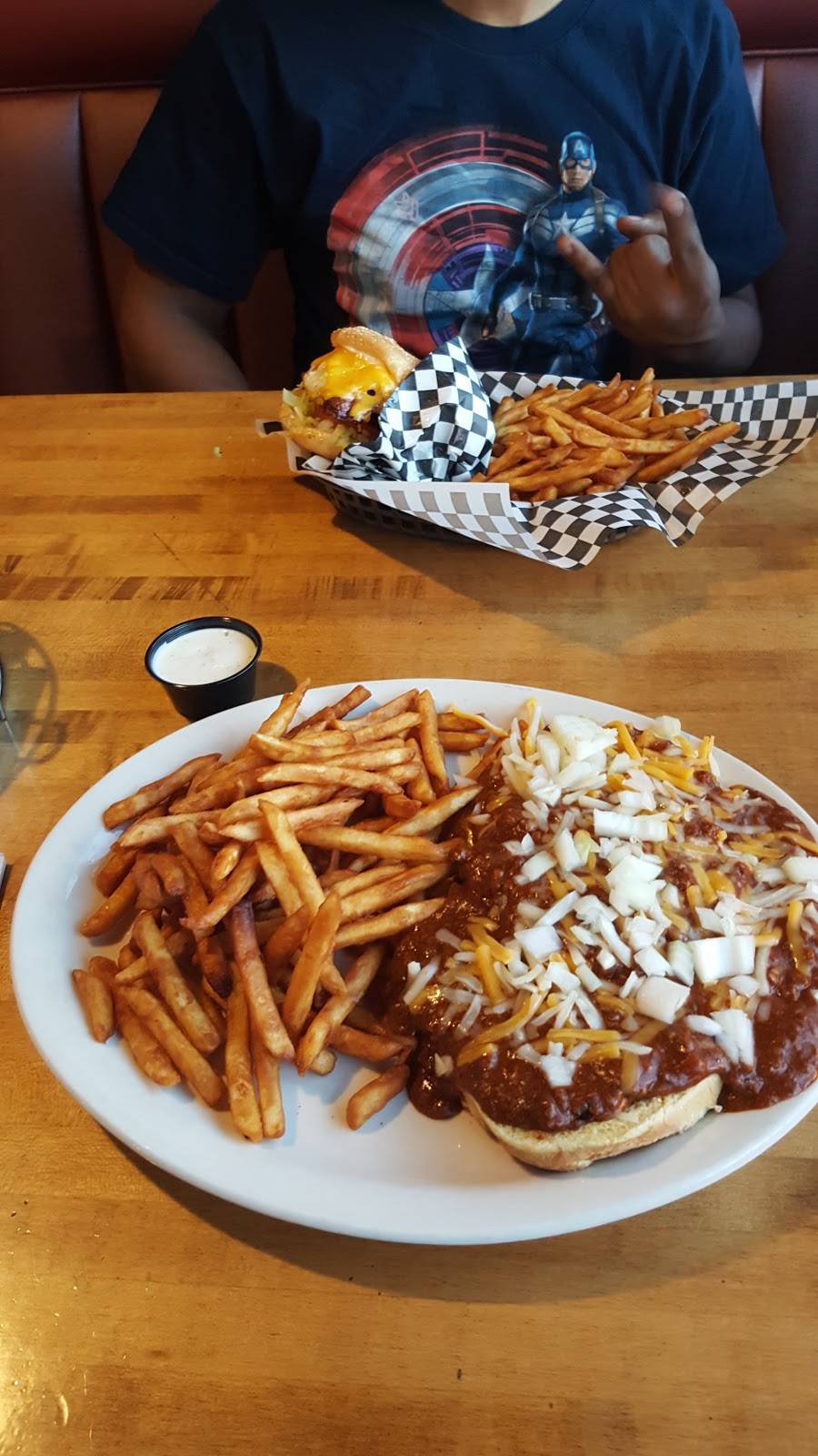 Boss Hawgs Bar N Grill | restaurant | 617 NE 102nd Ave, Portland, OR 97220, USA | 5032524647 OR +1 503-252-4647