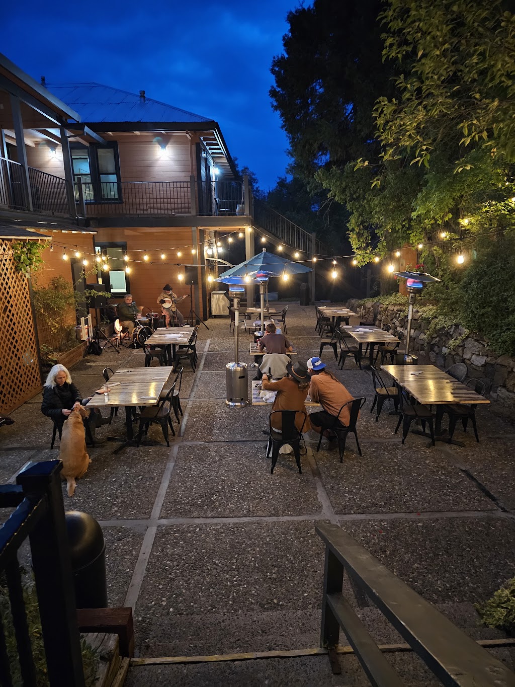 Artesan Taproom | restaurant | 18767 Main St, Groveland, CA 95321, USA | 2099624000 OR +1 209-962-4000