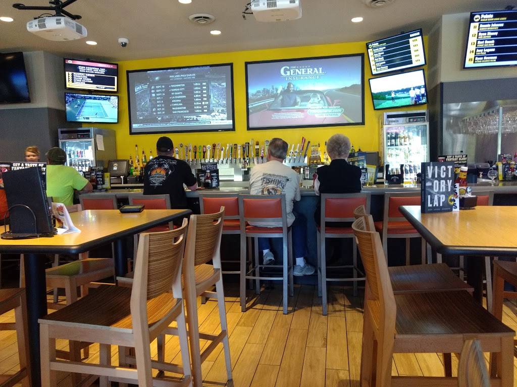 Buffalo Wild Wings | restaurant | 705 W Paradise Dr, West Bend, WI 53095, USA | 2623342999 OR +1 262-334-2999