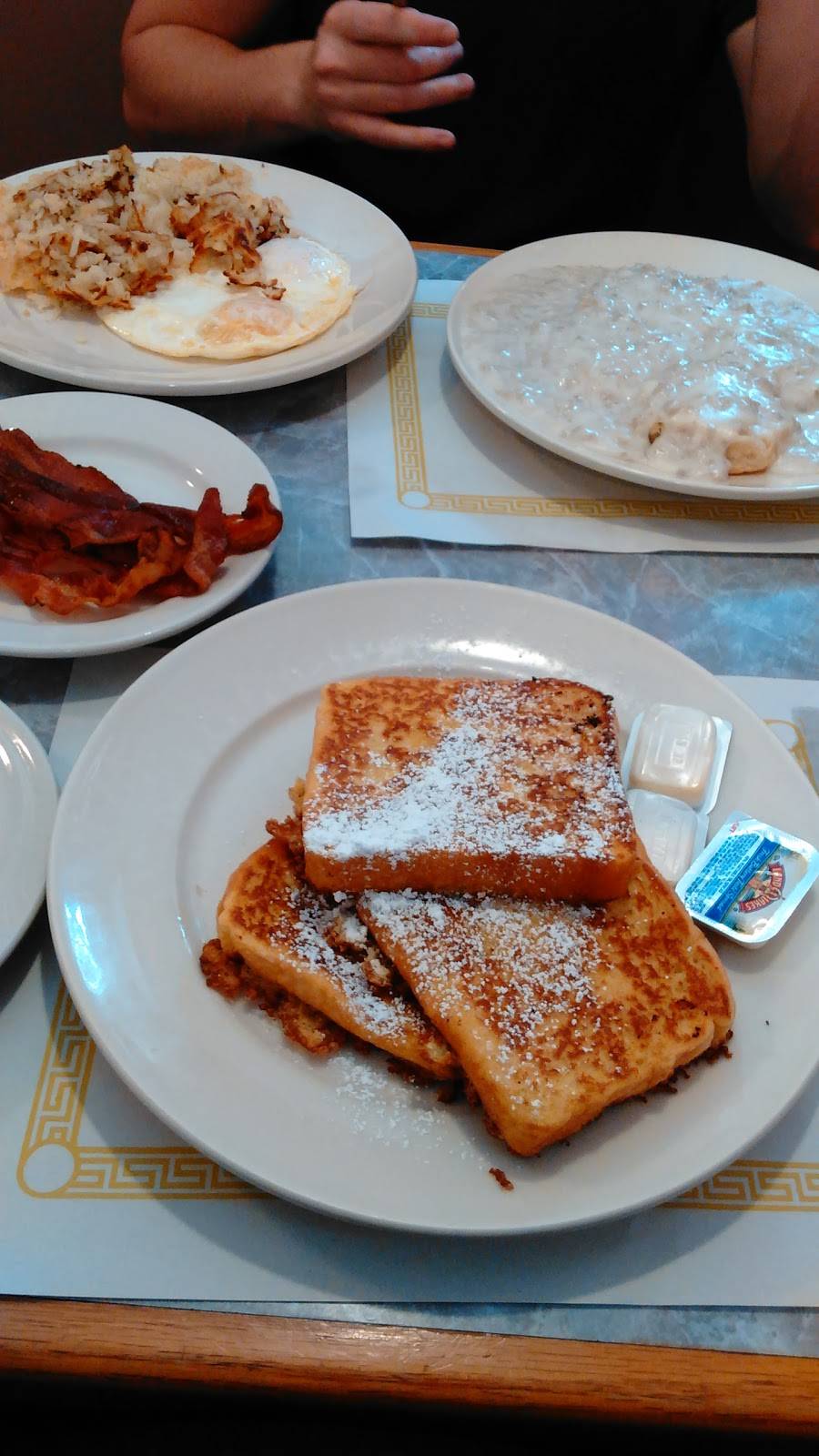 Crossroads Family Restaurant | restaurant | 606 S Council St, Attica, IN 47918, USA | 7657622971 OR +1 765-762-2971