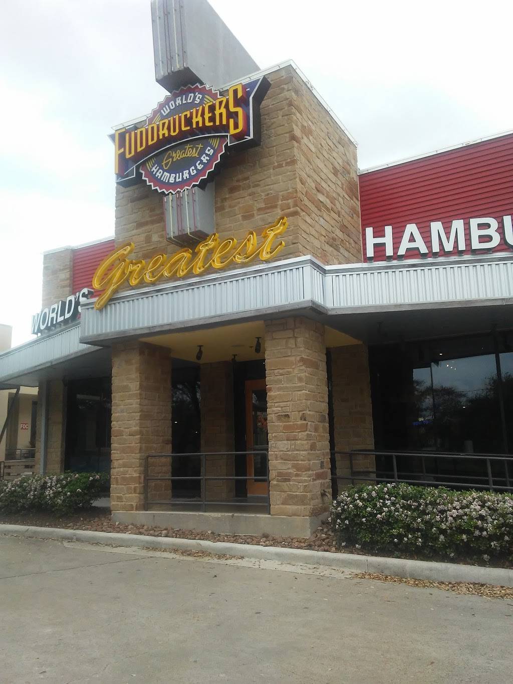 Fuddruckers | restaurant | 2400 S MacGregor Way, Houston, TX 77021, USA | 7135881377 OR +1 713-588-1377