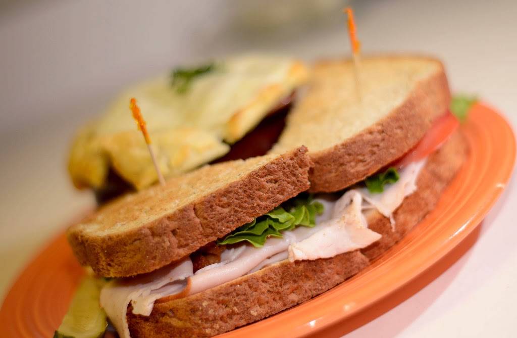 Charleys Waterfront Cafe | restaurant | 201 Mill St # B, Farmville, VA 23901, USA | 4343921566 OR +1 434-392-1566