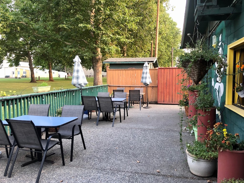 Kellys Restaurant Lounge | restaurant | 84509 OR-11, Milton-Freewater, OR 97862, USA | 5419384247 OR +1 541-938-4247