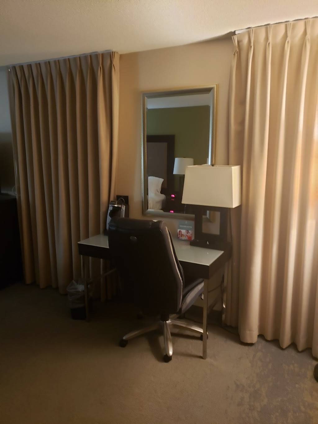 Round House Bar and Grill | restaurant | 2261 N Causeway Blvd, Metairie, LA 70001, USA | 5042242466 OR +1 504-224-2466