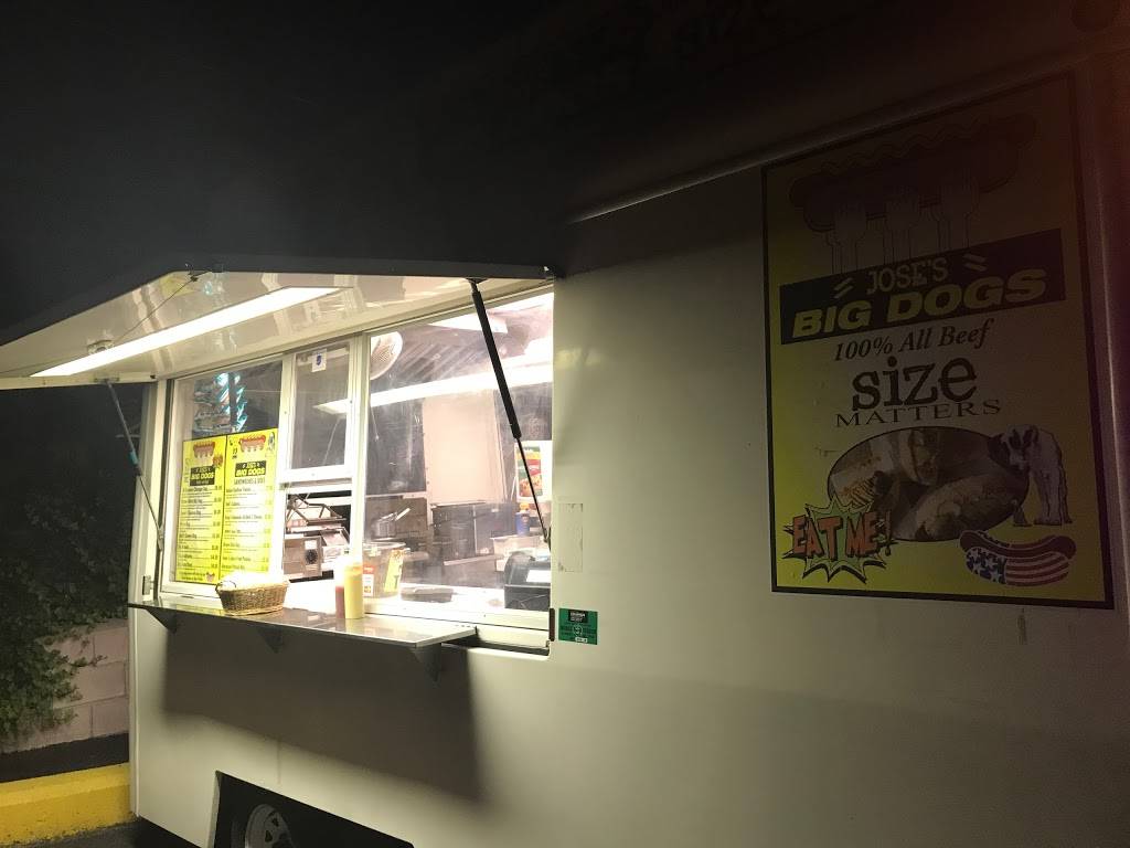 Joses Big Dogs | restaurant | 3028 N High St, Columbus, OH 43202, USA | 6142675515 OR +1 614-267-5515