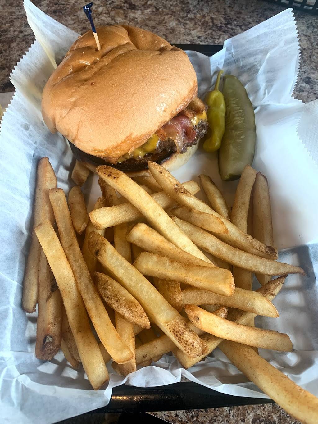 Le Roys Classic Bar & Grill | restaurant | 1526 S Cedar St, Lansing, MI 48910, USA | 5174820184 OR +1 517-482-0184