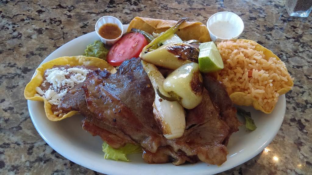 Mariscos Puerto Nuevo | restaurant | 580 Broadway Ave, Seaside, CA 93955, USA | 8315830411 OR +1 831-583-0411