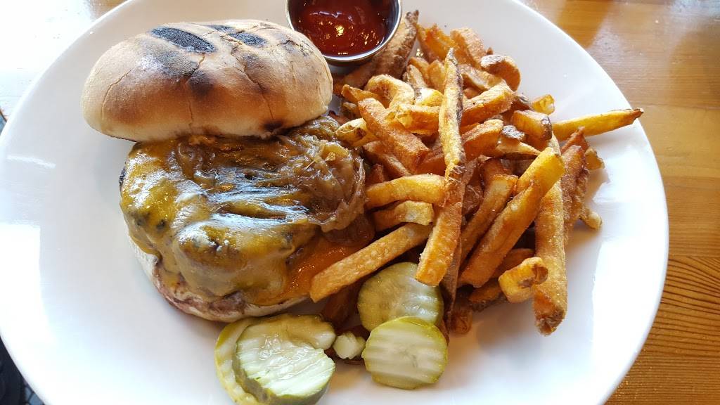 Lincoln Tavern & Restaurant | restaurant | 425 W Broadway, South Boston, MA 02127, USA | 6177658636 OR +1 617-765-8636