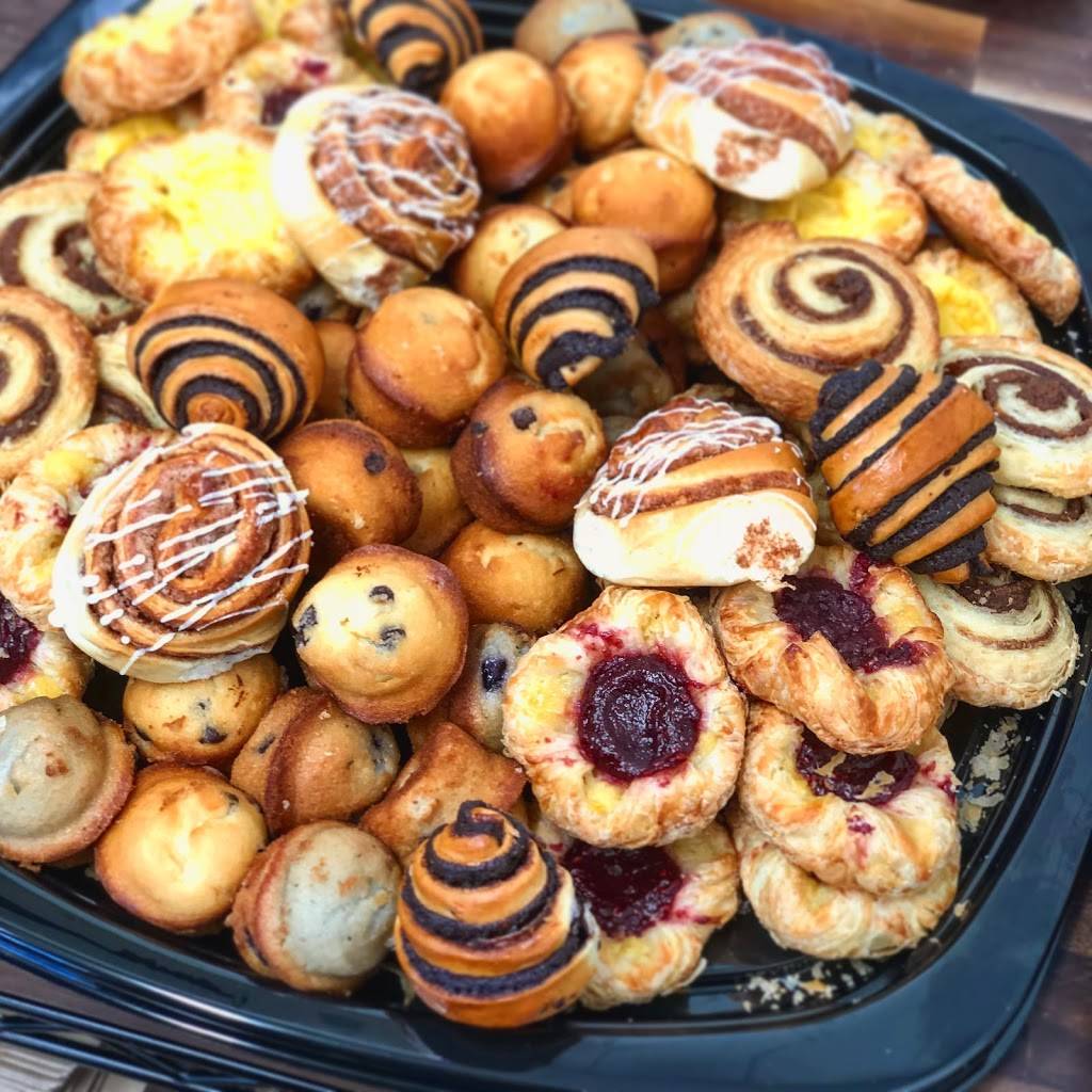 Benateris Italian Gourmet Deli & Catering | restaurant | 129-21 14th Ave, College Point, NY 11356, USA | 7184459240 OR +1 718-445-9240