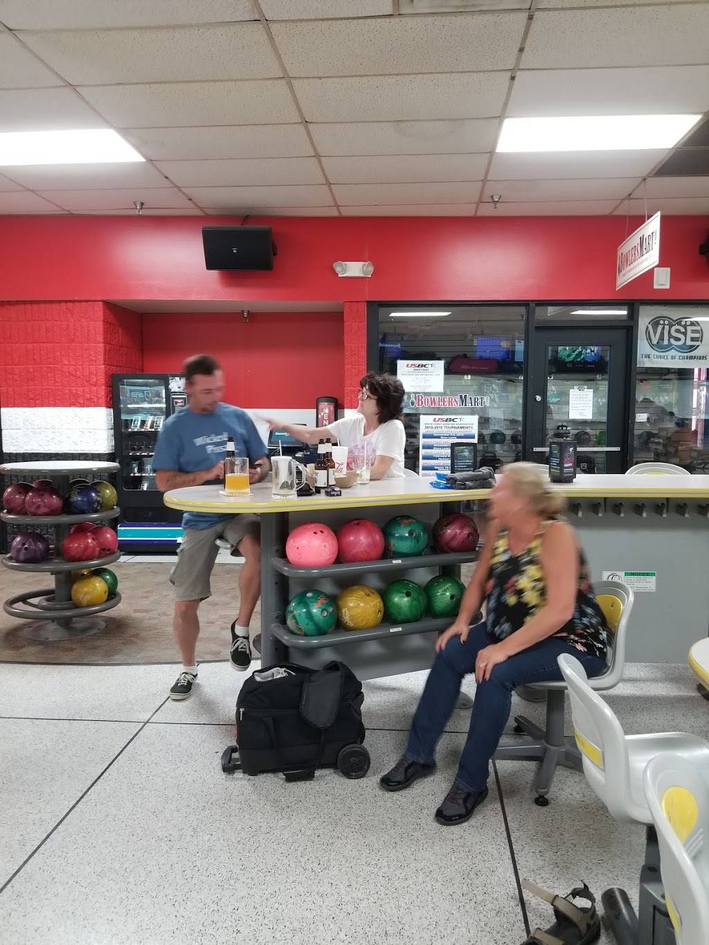 Bowlero Melbourne | restaurant | 1099 N Wickham Rd, Melbourne, FL 32935, USA | 3212422695 OR +1 321-242-2695