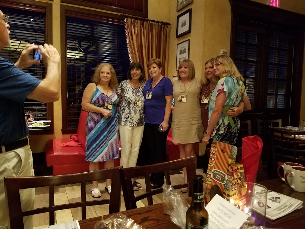 Johnnys Supper Club | restaurant | 1250 Bowes Creek Rd, Elgin, IL 60124, USA | 8472145877 OR +1 847-214-5877