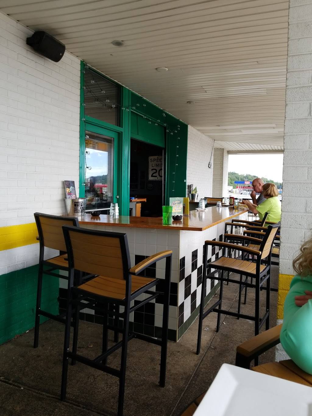 Quaker Steak & Lube | restaurant | 1425 Scalp Ave, Johnstown, PA 15904, USA | 8142629464 OR +1 814-262-9464