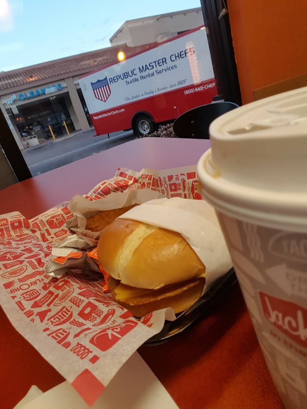 Jack in the Box | restaurant | 26510 Agoura Rd, Calabasas, CA 91302, USA | 8188809097 OR +1 818-880-9097