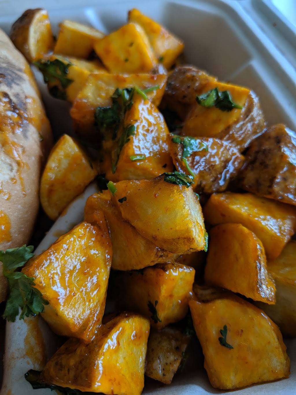 Saffron De Twah | restaurant | 7636 Gratiot Ave, Detroit, MI 48213, USA | 5863596138 OR +1 586-359-6138