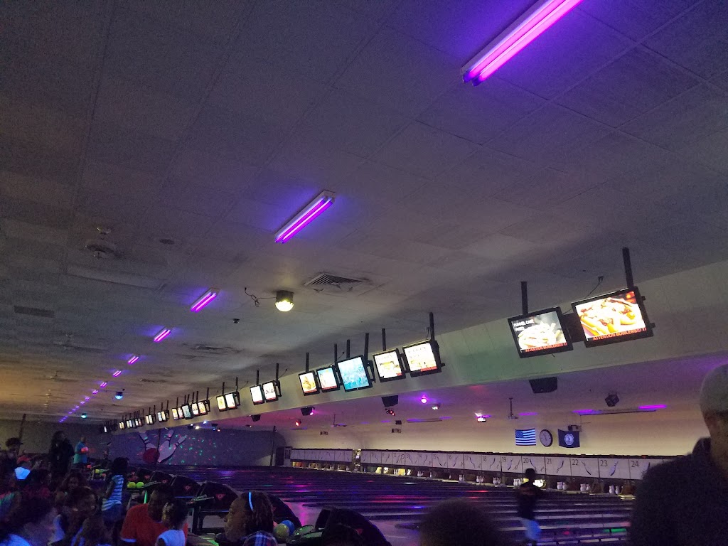 Riverside Lanes | restaurant | 3215 Riverside Dr, Danville, VA 24541, USA | 4345794604 OR +1 434-579-4604