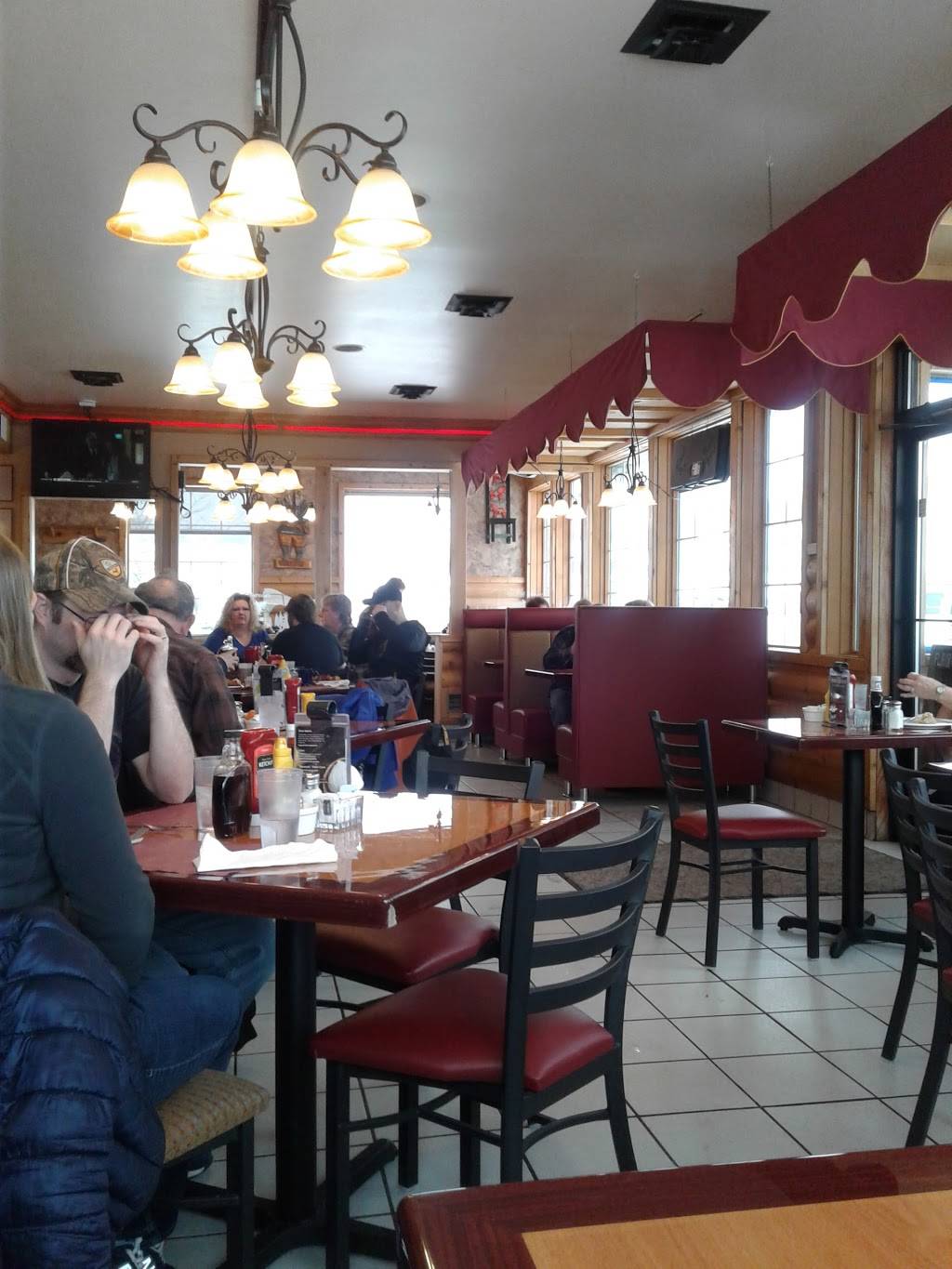 Storheims Restaurant | restaurant | 141 US-2, Iron Mountain, MI 49801, USA | 9067799580 OR +1 906-779-9580