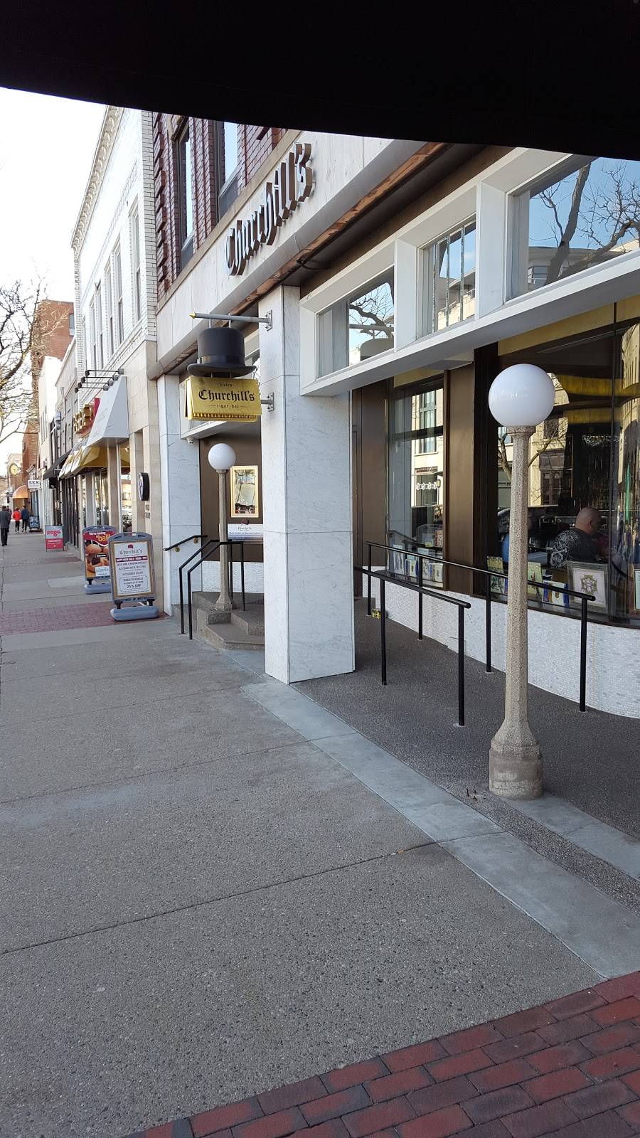 Churchills Bistro Cigar Bar, Birmingham | restaurant | 116 S Old Woodward Ave, Birmingham, MI 48009, USA | 2486474555 OR +1 248-647-4555