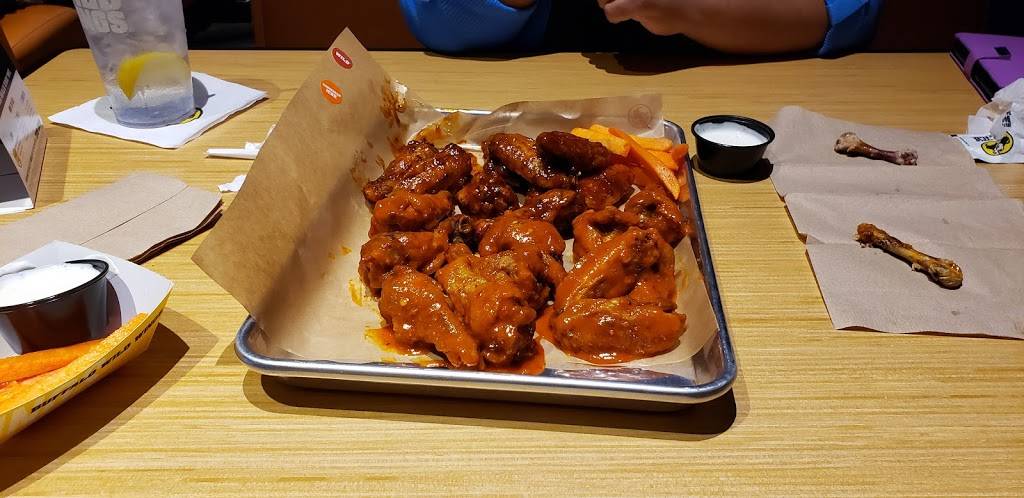 Buffalo Wild Wings | restaurant | 2035 28th St SE, Grand Rapids, MI 49508, USA | 6162412999 OR +1 616-241-2999