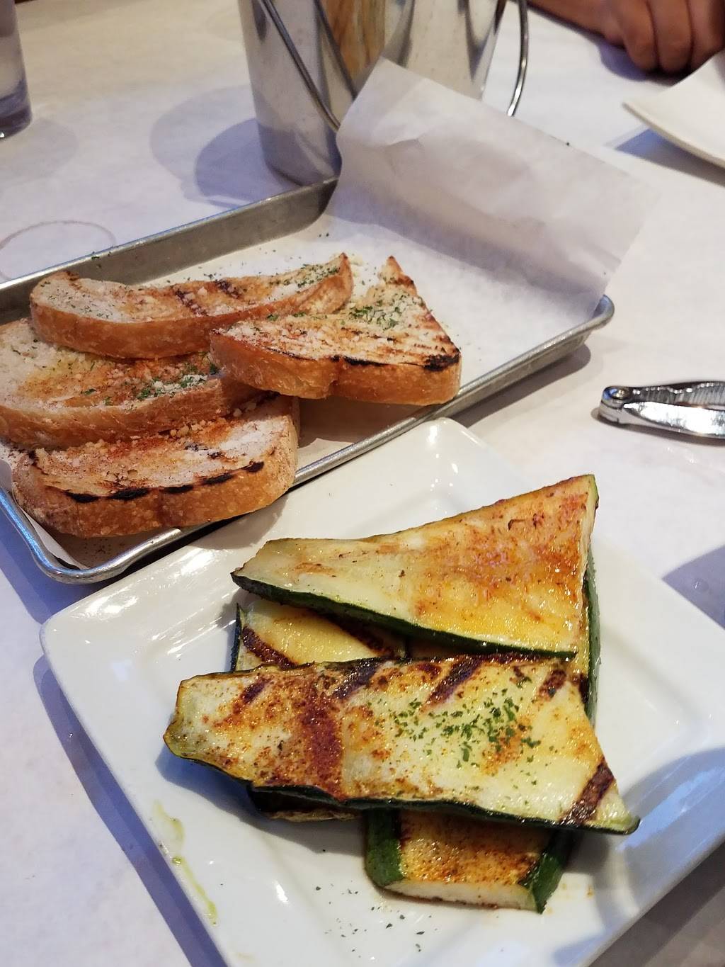 Big Catch Seafood House | restaurant | 150 E Broadway, Long Beach, CA 90802, USA | 5624914600 OR +1 562-491-4600