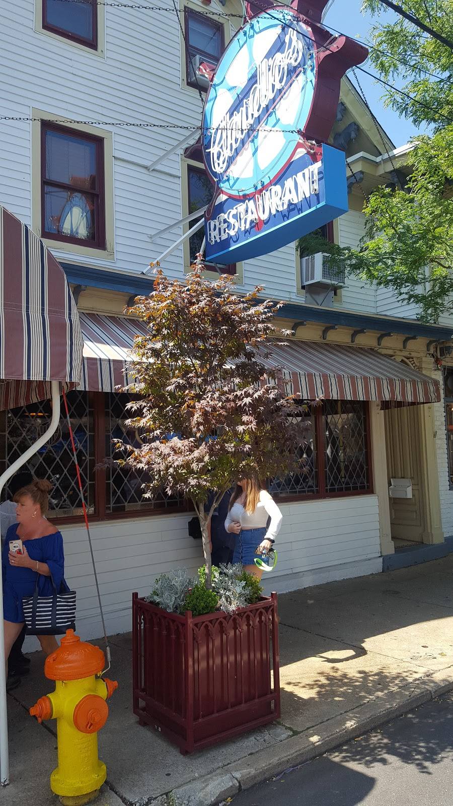 Claudios Waterfront | restaurant | 111 Main St, Greenport, NY 11944, USA | 6314771889 OR +1 631-477-1889