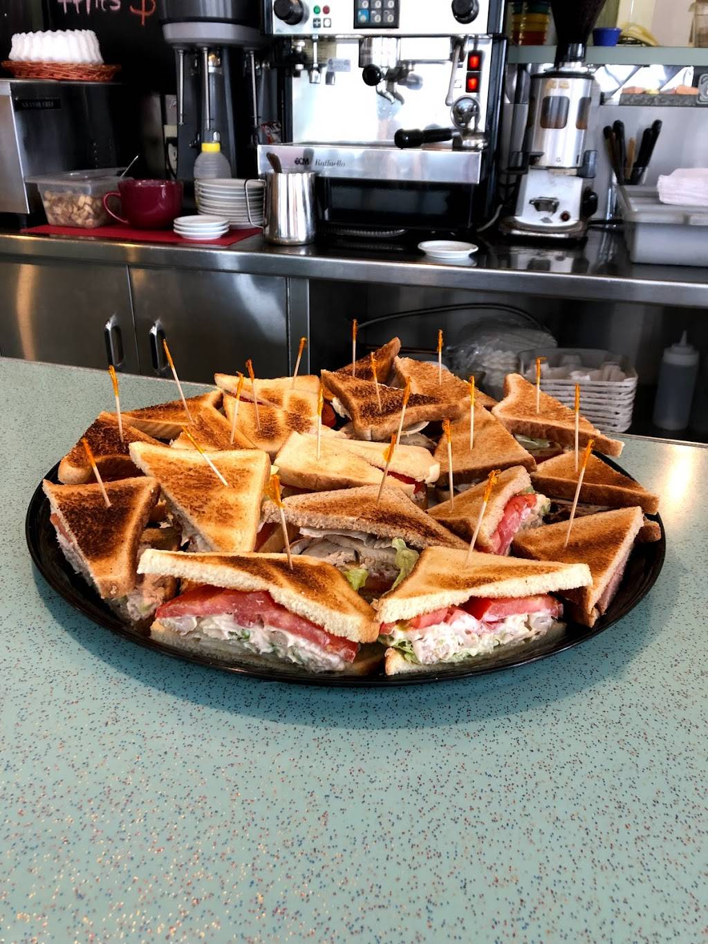 Route 401 Diner | restaurant | 2 Ronson Dr, Etobicoke, ON M9W 1B2, Canada | 4162477836 OR +1 416-247-7836