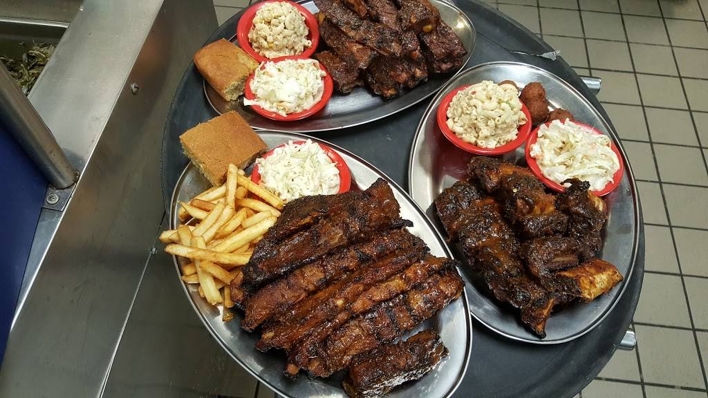 Rochester’s Barbecue and Grill | restaurant | 130 N White Horse Pike, Lawnside, NJ 08045, USA | 8565477427 OR +1 856-547-7427