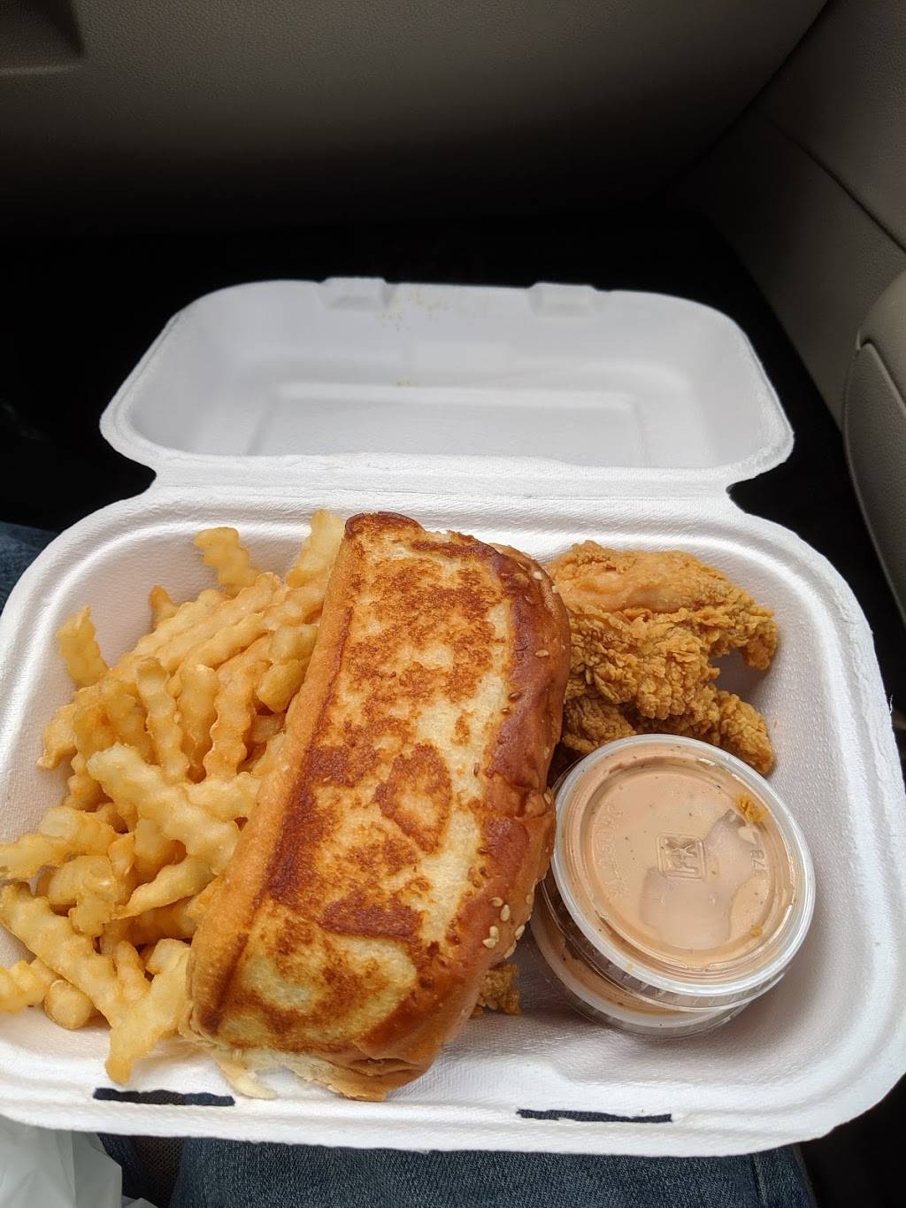 Raising Canes Chicken Fingers | meal takeaway | 949 Commonwealth Avenue, Boston, MA 02215, USA | 6173585932 OR +1 617-358-5932