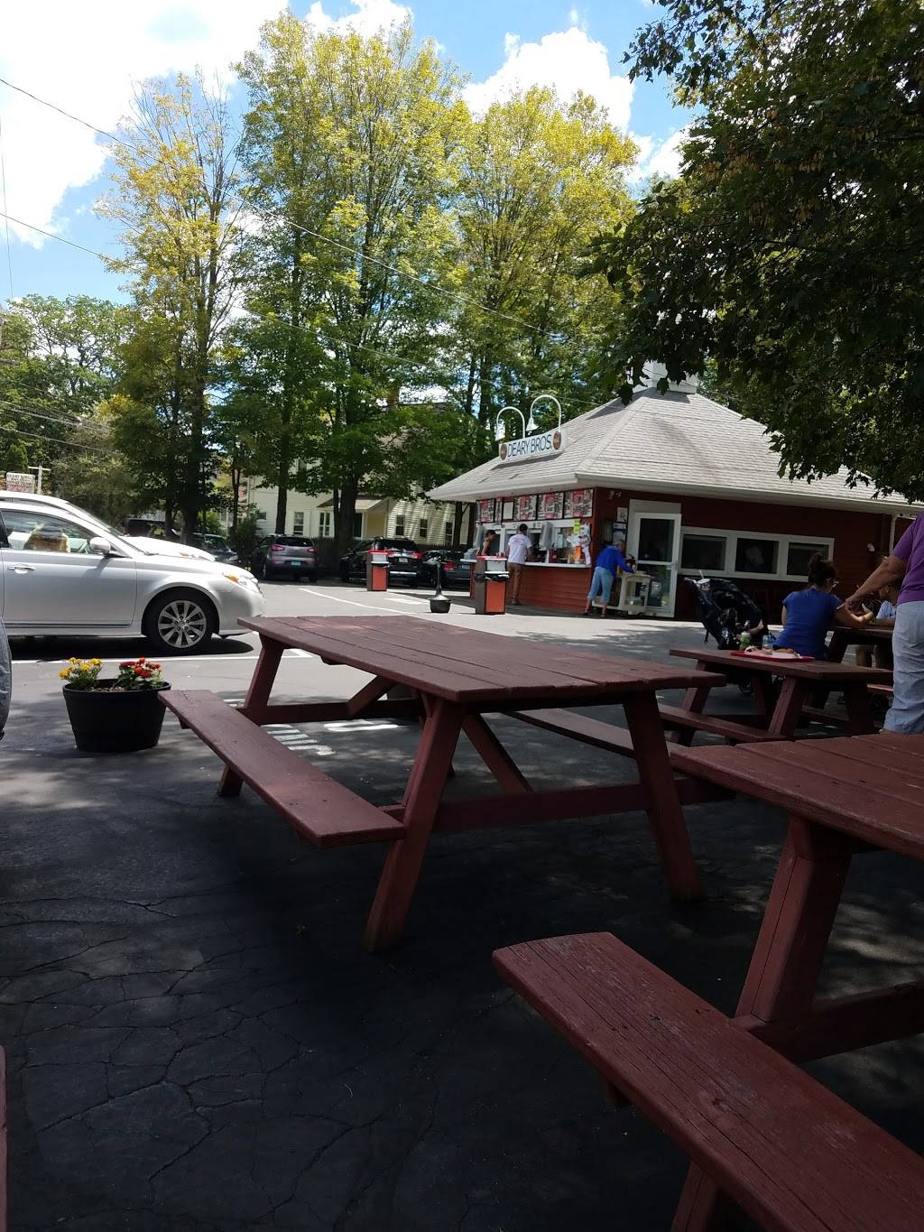 Deary Brothers Mikes Stand | restaurant | 12 Intervale St, Putnam, CT 06260, USA | 8609281191 OR +1 860-928-1191