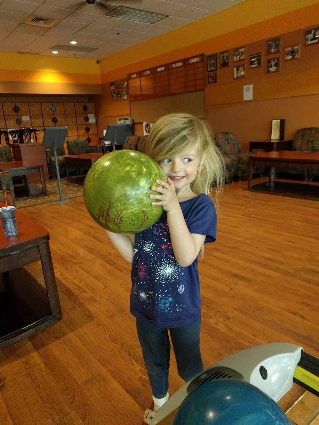 Bowlmor Cafe & Lounge | restaurant | 50 Chambers Ave, Eagle, CO 81631, USA | 9703282695 OR +1 970-328-2695