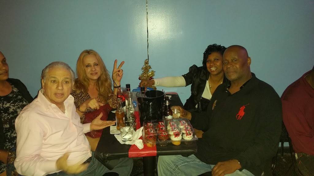 Genes Bar And Grill | restaurant | 1319 St Louis Ave #4036, St. Louis, MO 63106, USA | 3148334909 OR +1 314-833-4909