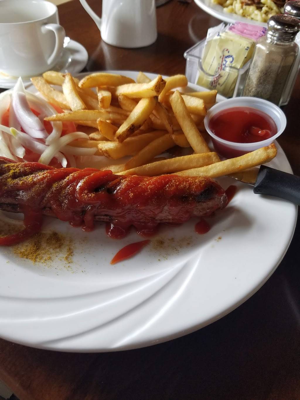 Old House Cosmopolitan | restaurant | 1024 Cameron St, Alexandria, VA 22314, USA | 7037179361 OR +1 703-717-9361